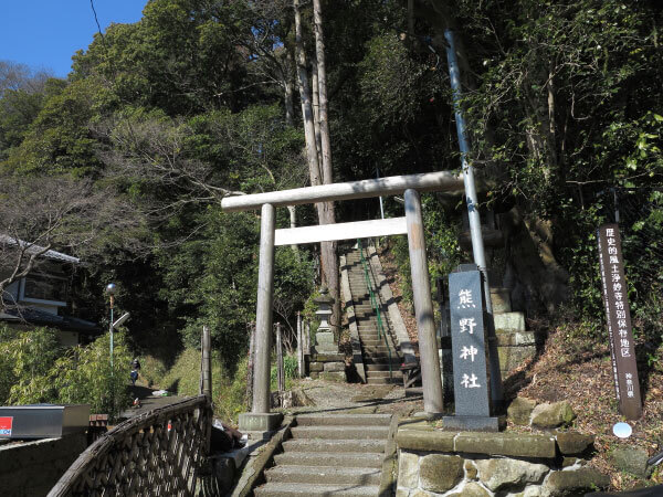 浄明寺の熊野神社。山を背景にした美しい景色です。現代の建築物がちょっと入ってそこだけ無粋。
