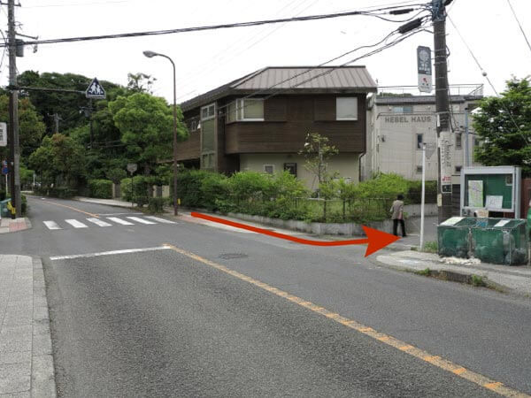 鎌倉市役所近くのトンネルを抜けて少し歩き、矢印の方向に折れたらすぐ看板がみえます。写真は進行方向反対から撮影しています。