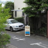 鎌倉駅西口(裏駅)から約600m/7分。大通りからほんの少し入ったところです。看板が目印。