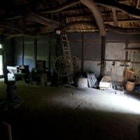 ひろまから土間をみます。内部はとても暗く、いまみると近代建築が及びもつかない身土不二の美しさを湛えています。