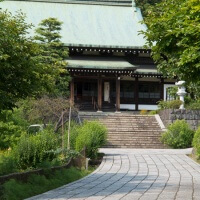 龍寳寺、御影石の参道と本堂。