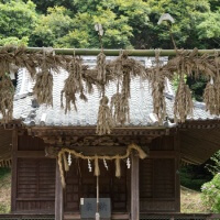 白山神社の大注連縄。
