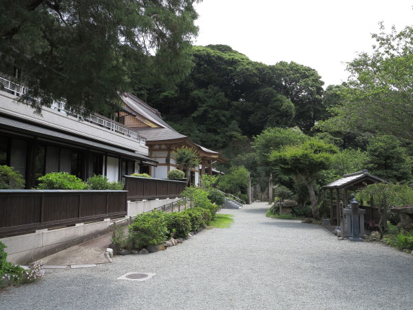 称名寺(今泉不動)、本堂前の境内。