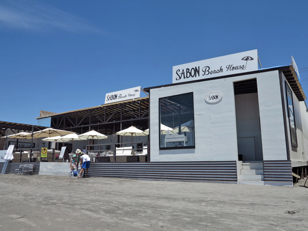 イスラエル発、世界に知られるボディケアブランド「SABON」の海の家。 width=
