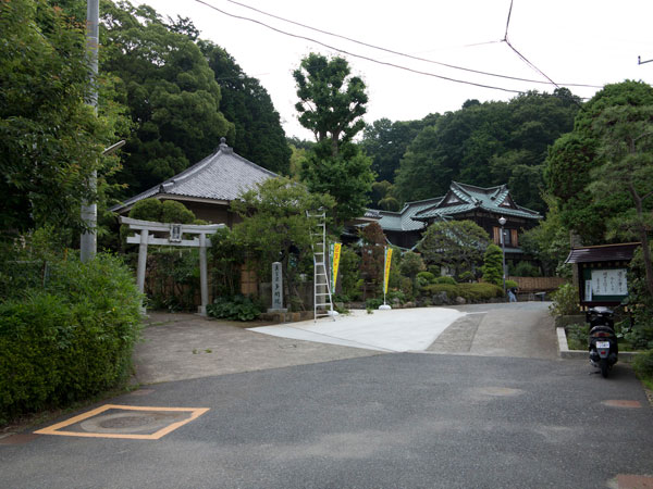 多聞院の境内。左側の鳥居は熊野神社です。