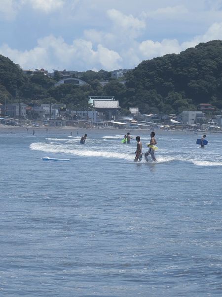 鎌倉の海の家特集。遠くに見える光明寺が鎌倉らしさ。