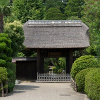 常楽寺の参道と茅葺きの山門。
