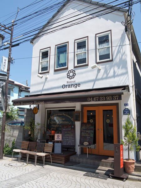Bistrot Orange(ビストロ オランジュ)の外観。鎌倉駅裏駅(西口)から御成通りに入ってすぐです。