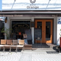 Bistrot Orange(ビストロ オランジュ)の外観。鎌倉駅裏駅(西口)から御成通りに入ってすぐです。