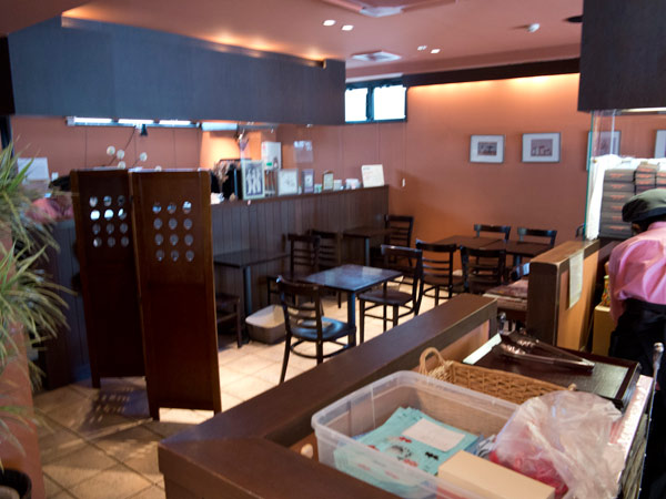 鎌倉小川軒の店内。奥にあるカフェスペース。