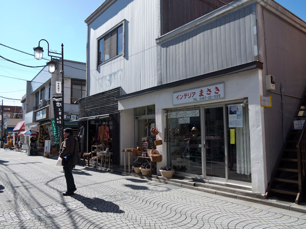 右手前がインテリアまさき。