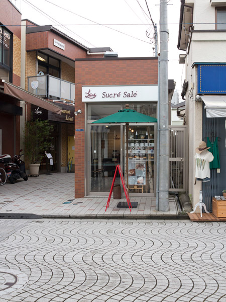 2015年夏にオープンしたレストランレネの軽食店。お茶、お菓子、お酒、つまみなど気軽に美味しい料理が味わえます。