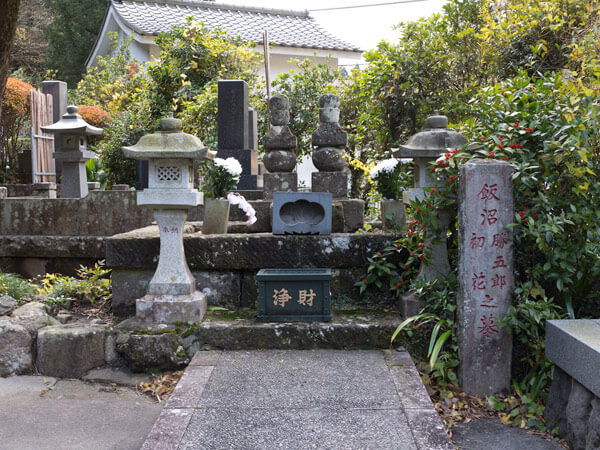 勝五郎と初花の墓。