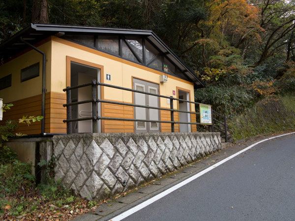 鎖雲寺を出て県道を少し歩くと公衆トイレがあります。