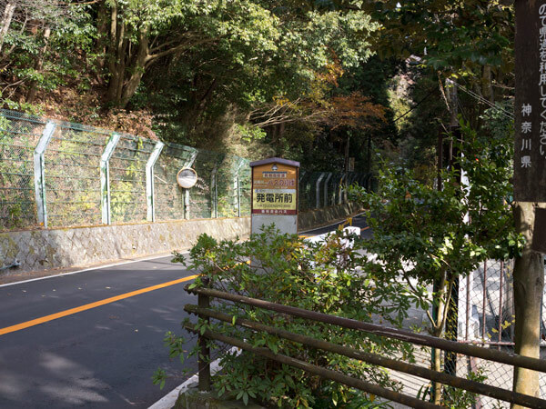 県道に出てきます。「発電所前」のバス停があります。