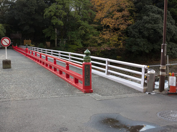 国道1号線を横断し、早川にかかる、あじさい橋を渡ります。