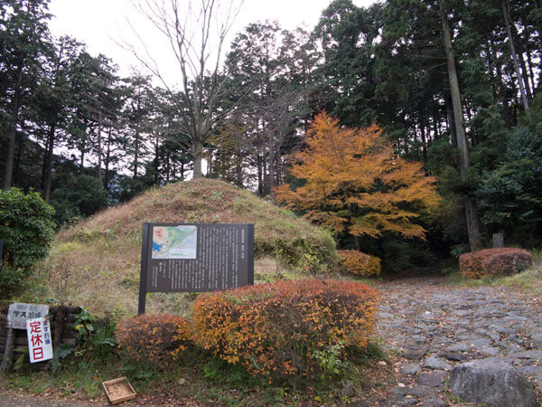一里塚です。昔は4里ごとにこれがあって、それを目安に歩きました。