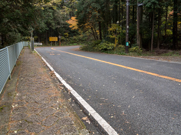 県道も随分登っています。橿木坂です。