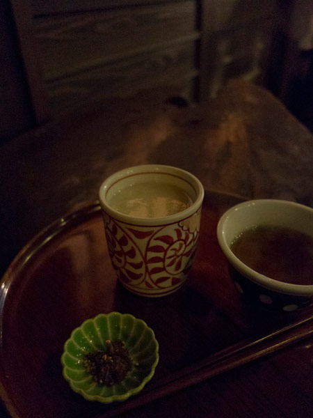 米と米麹だけでつくったここの甘酒は大変美味しいです。塩昆布とお茶がつきます。本当はもっと暗いのですが、写真の都合で少し明るくしました。
