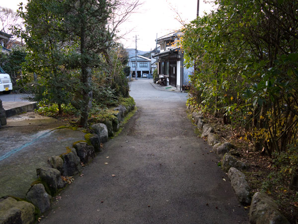 路地を抜けます。