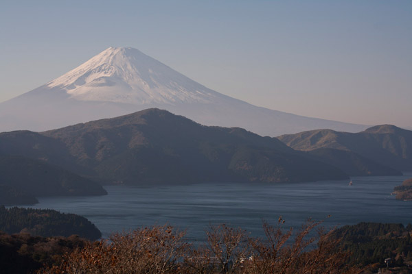 朝靄の芦ノ湖。秋らしい色合いです。