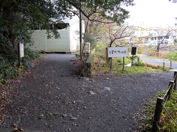 案内板のとおり右に進み、この小さい分岐を左側にいきます。