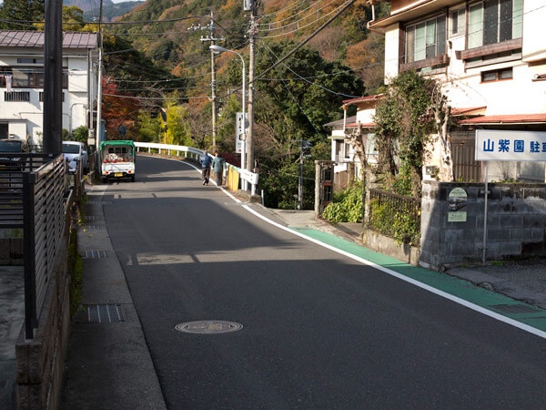 曽我兄弟の墓に参拝したら、再び県道を登ります。少し登ると右脇の道に入ります。