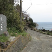 海岸線(国道135)近くにある石橋山古戦場の石碑。