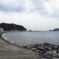 真鶴岬を船出した頼朝が上陸した猟島の海岸。現在の千葉県安房郡鋸南町竜島。房総半島の南にあります。