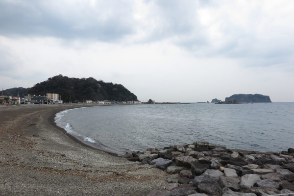 真鶴岬を船出した頼朝が上陸した猟島の海岸。現在の千葉県安房郡鋸南町竜島。房総半島の南にあります。