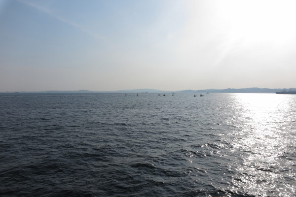 東京湾フェリー船上からみる東京湾。