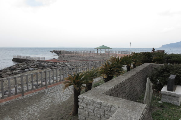 源頼朝上陸地。石碑とその周辺。