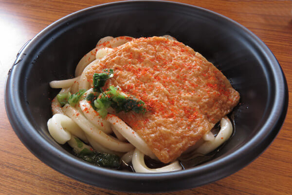 「鎌倉茶屋 とき」にある讃岐うどん店。ぶっかけにきつねで600円。暑い海によくあって美味しかったです。間違って一味をかけてから写真をとってしまいました。
