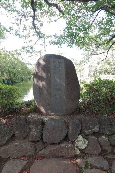 神池右側手前にある「若山牧水歌碑」。