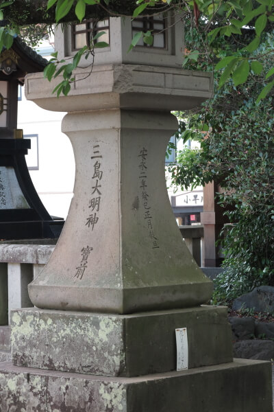 大鳥居側にある燈籠。安永2年(1773年)、筑後国久留米藩第7代藩主、有馬頼徸(よりゆき)により奉納されたもの。