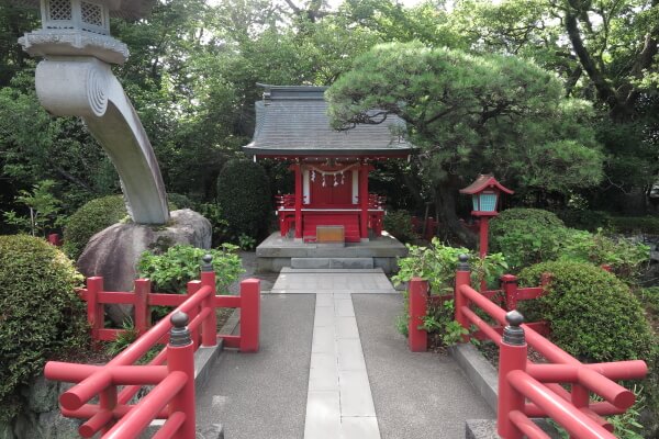 厳島神社。北条政子が勧請したといいます。