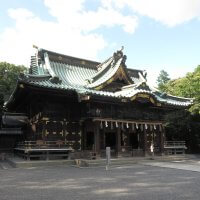 三嶋大社の御殿。本殿、幣殿(へいでん)、拝殿から成る総欅素木造りの建物です。