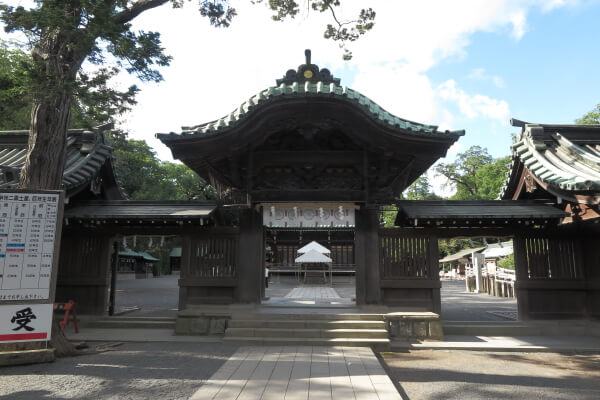 三嶋大社の神門。この門をくぐると御殿、舞殿です。