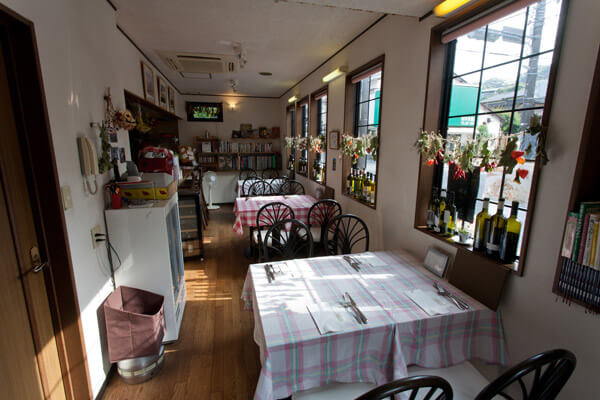 トラットリア・フォンテの店内。