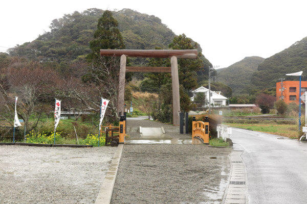 天津神明宮の一ノ鳥居。背後は山々、写真手の方向が海です。