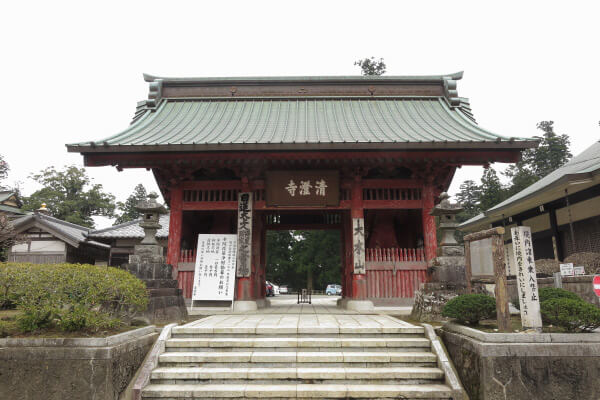 清澄寺、仁王門。文久3年(1863年)の建物です。