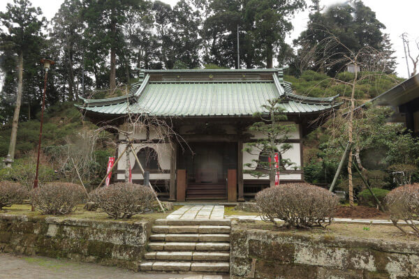 観音堂の向かい側にある報恩殿。清澄寺において日蓮の師であった道善を追善するために建てられました。躑躅(ツツジ)に囲まれています。