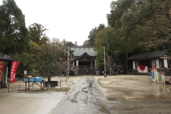 天津神明宮の境内。正面に御正殿、右に舞台、春日社が見えています。