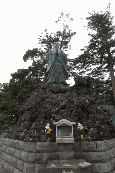 清澄寺、旭が森の日蓮像。日蓮は、ここで外房に昇る朝日とともに悟りを開き、立教開宗しました。今日もその朝日は変わりません。