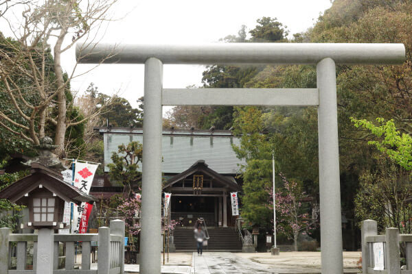 天津神明宮の三ノ鳥居。鳥居をくぐると神々がいらっしゃる聖域です。
