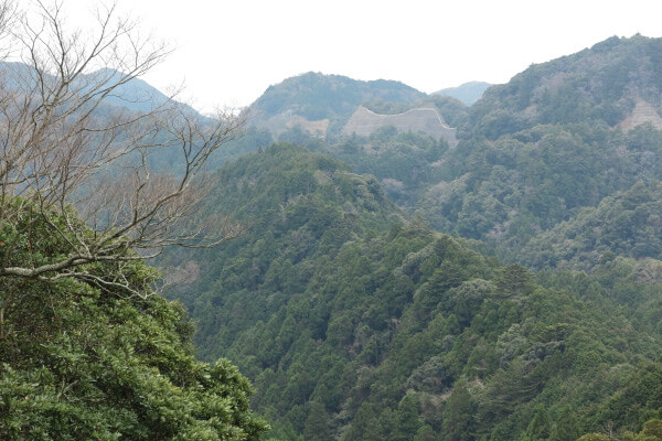 清澄寺門前から望む山々。標高は310メートル程です。