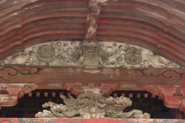 清澄寺、大堂の彫刻。亨保16年(1731年)頃、嶋村唐四郎の作と推定されています。内容は説明板を引用します。「清澄寺本堂には数多くの彫刻がとり付けられています。懸魚には「鳳凰」、向拝には「蓬莱鳥」と愛染明王の台座、柱の左右の木鼻には「獅子と象」、そして、東西の破風には、阿吽の「力士像」一対が飾られています。(以下、略)」