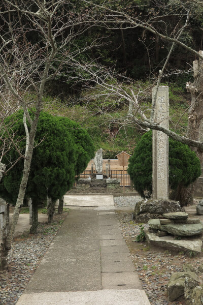 誕生寺、鯛塚。