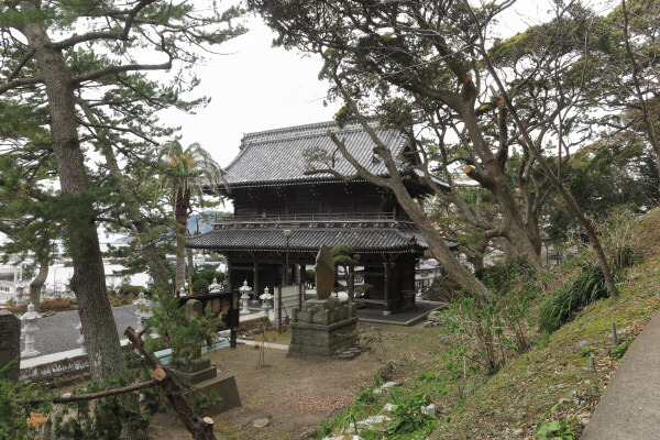 誕生寺、仁王門。