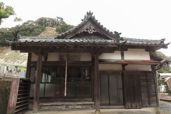 誕生寺、龍王堂。